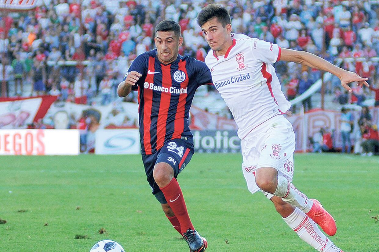 Pussetto en puja con Moyano. El delantero de Huracán jugó un gran primer tiempo y de sus pies nació la jugada del gol de Chávez.