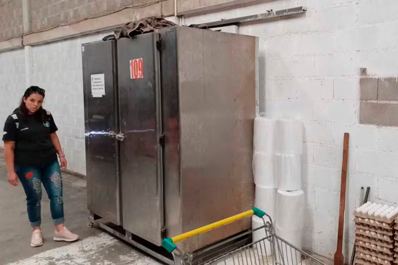 La heladera que tapaba el acceso adonde estaban encerradas las 27 personas. 