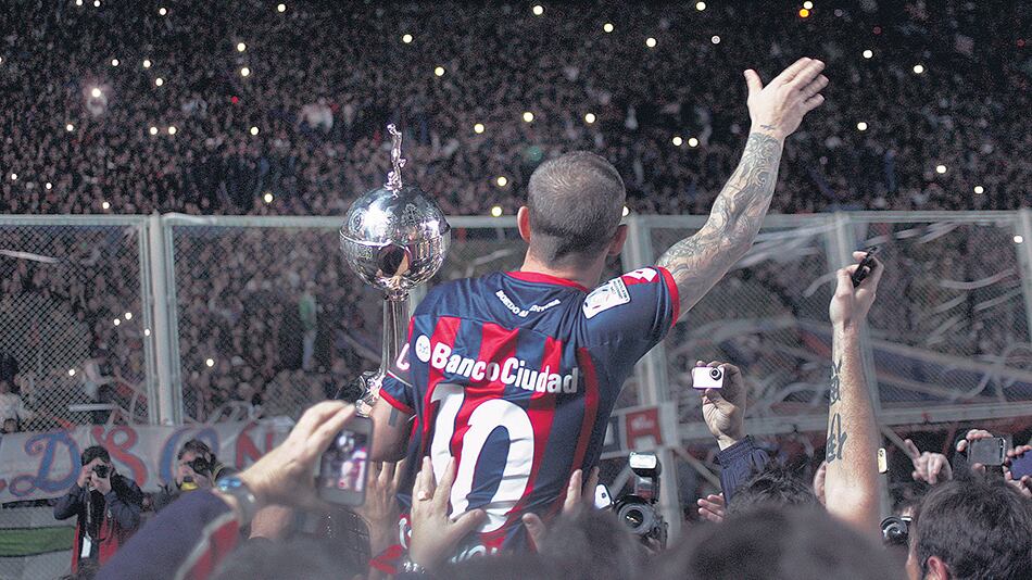 Romagnoli levanta la Copa Libertadores ganada por el club en 2014.