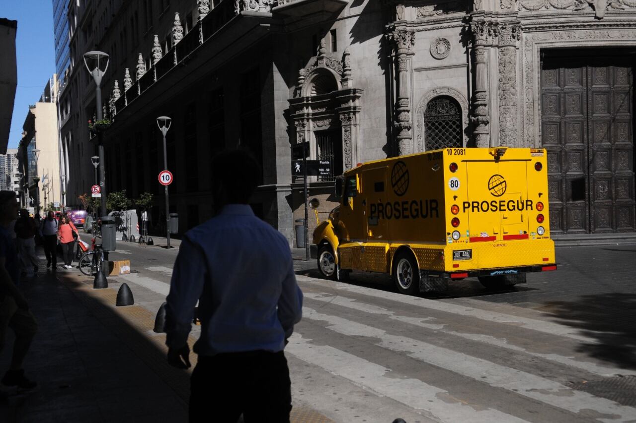 "La mano visible de la banca invisible" es el libro con la investigación regional.