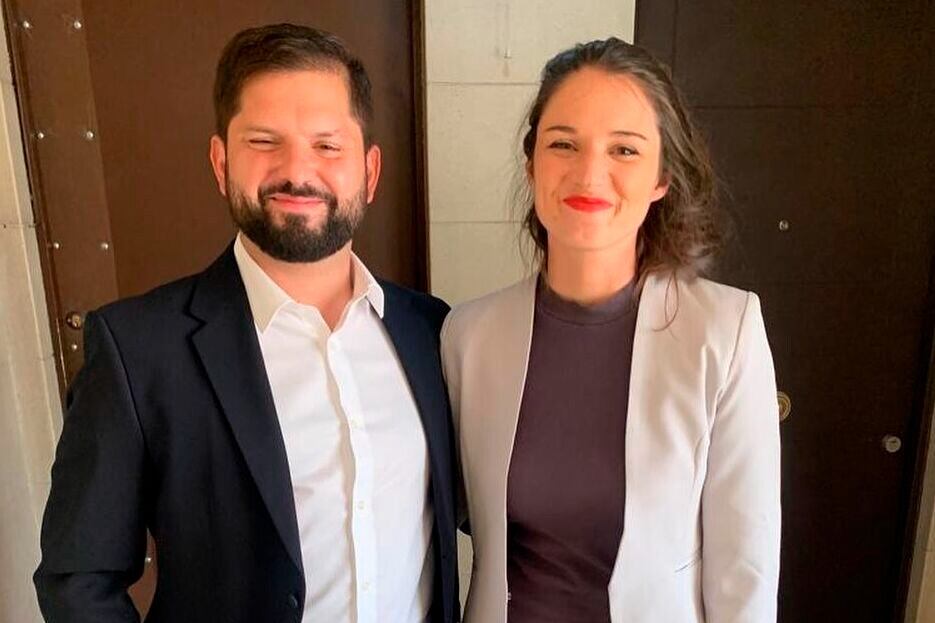 Gabriel Boric cruzó a un medio que se refirió a Irina Karamanos como la "polola de Boric"