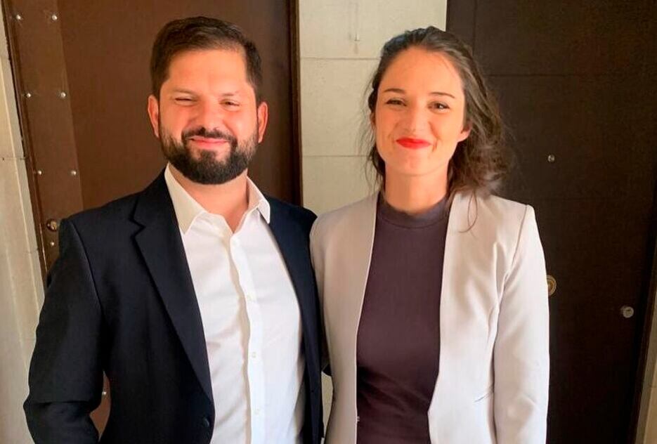 Gabriel Boric cruzó a un medio que se refirió a Irina Karamanos como la "polola de Boric"