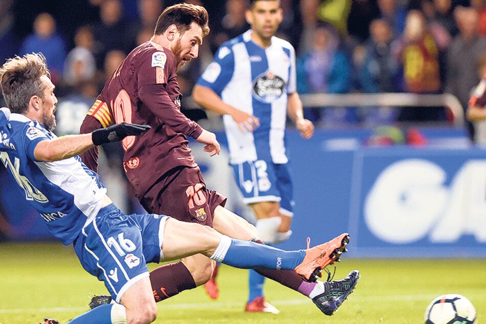 Messi convierte uno de los goles frente al arquero Martínez, en la tarde de Riazor.