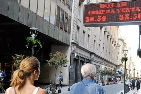 En las pizarras de la city el dólar bajó temprano a 38,50 pesos y luego el precio siguió descendiendo.