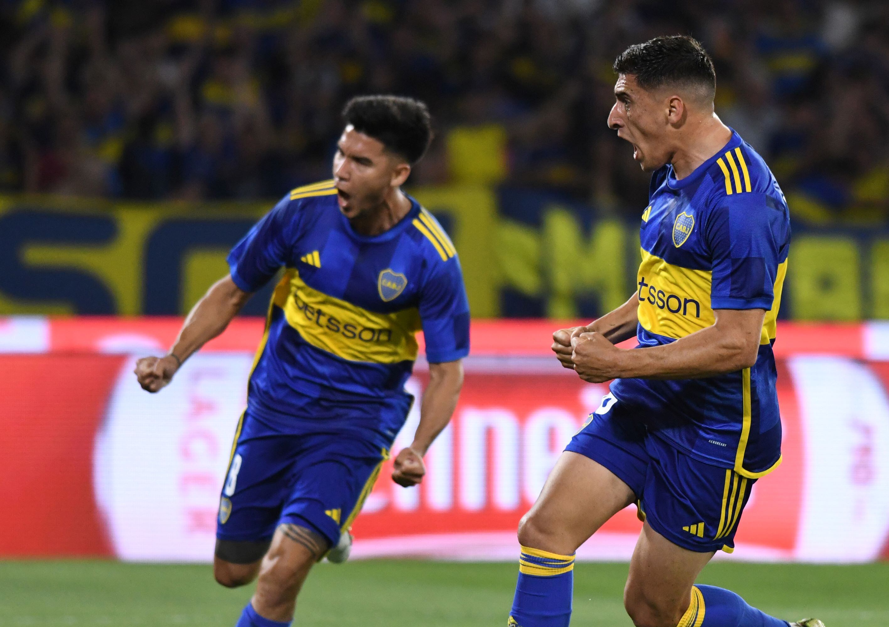 Pol Fernández y Merentiel gritando uno de los goles ante Estudiantes, en la semifinal perdida de la Copa Argentina 2023