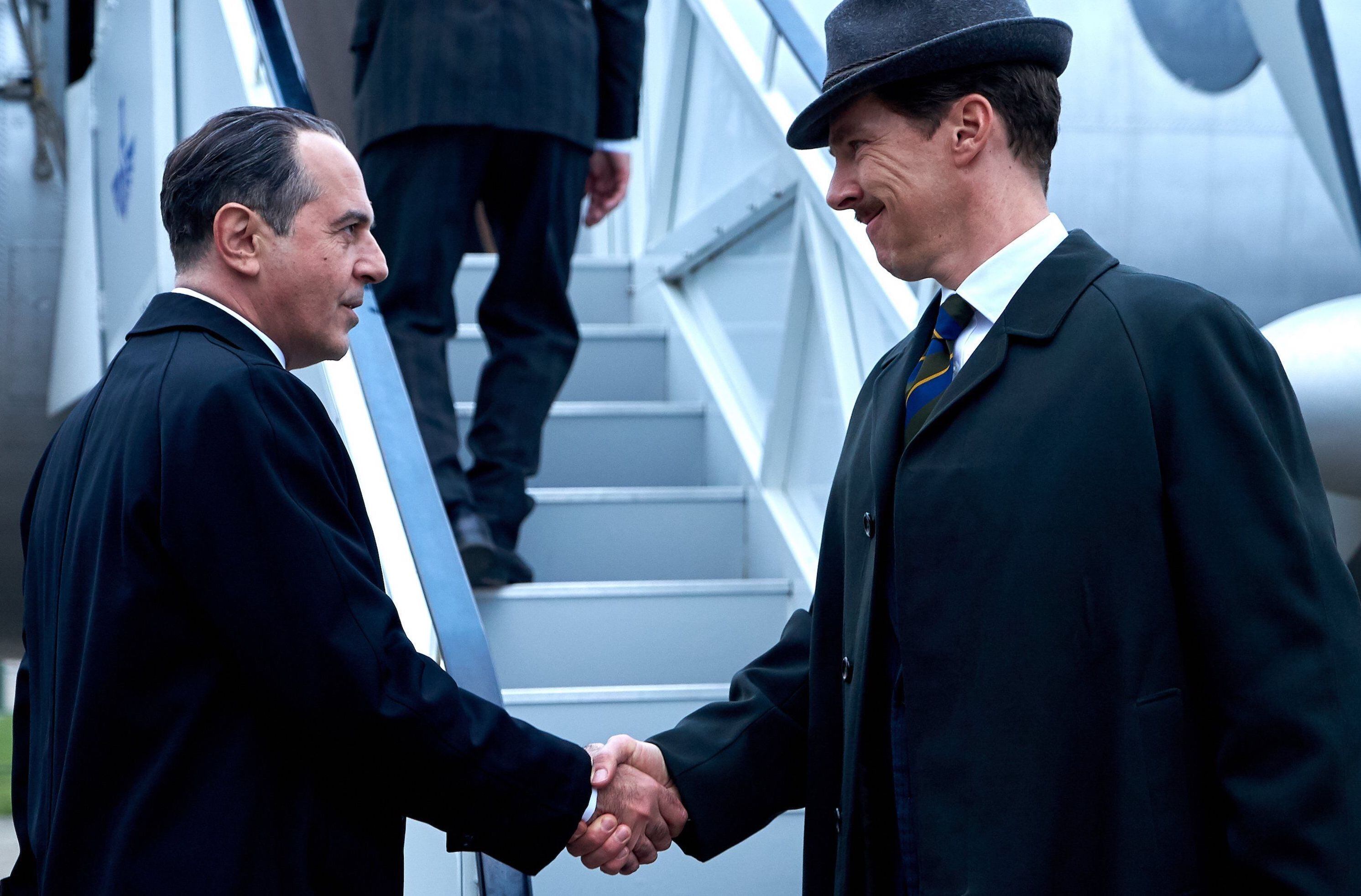 Cumberbach es el emisario al que alude el título original. 