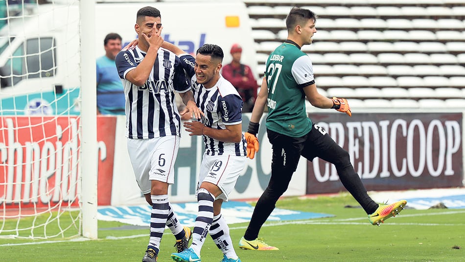 Altamirano devuelve la pelota a la mitad de la cancha, mientras Olaza corre a festejar.