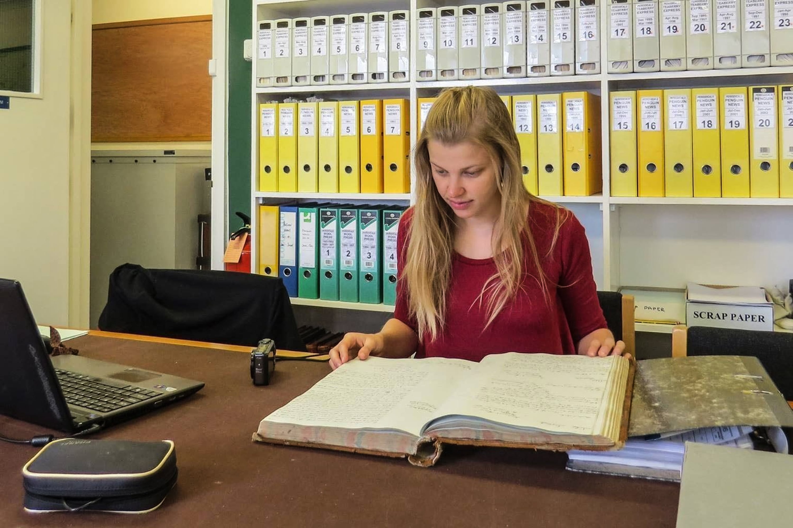 La investigadora Sofía Haller durante la revisión de archivos en las Islas Malvinas.