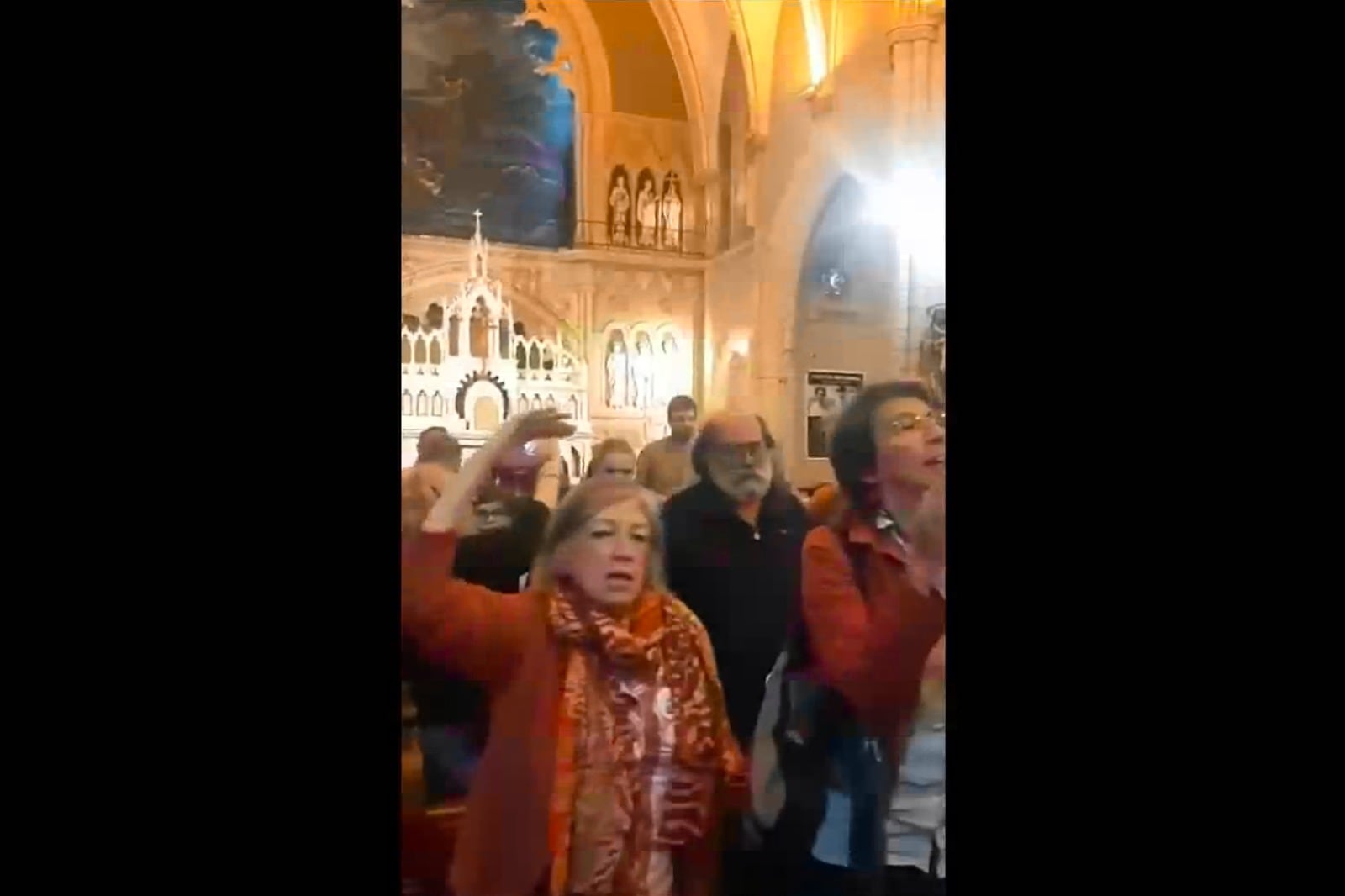 Los participantes a la misa no dudaron en cantar la consigna. 