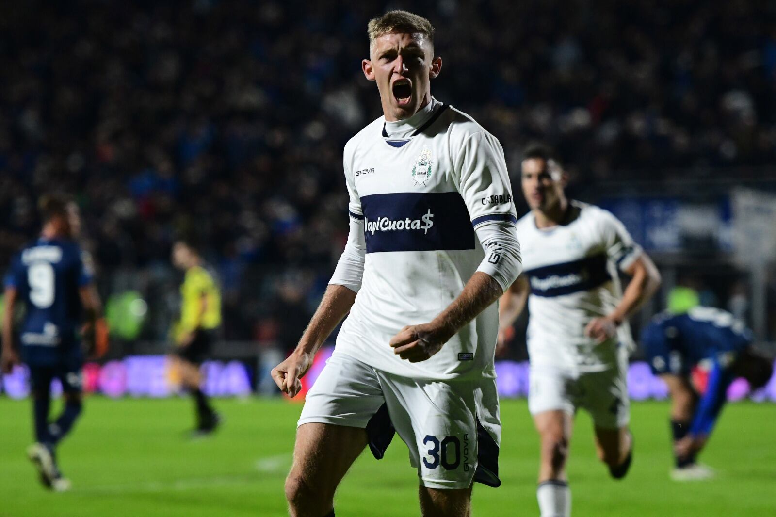 Castillo se llena la boca de gol: fue la apertura del Lobo