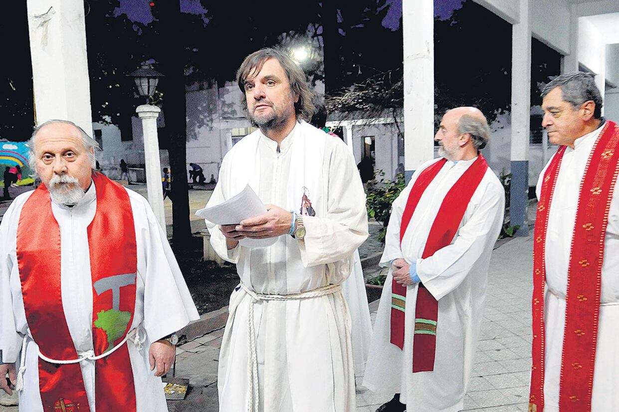 “Los muros y las grietas comienzan en la mirada de creerse distinto, de no reconocerse iguales”, dijeron los curas.