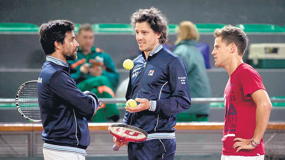 Gustavo Marcaccio junto con el capitán Gastón Gaudio y Diego Schwartzman.
