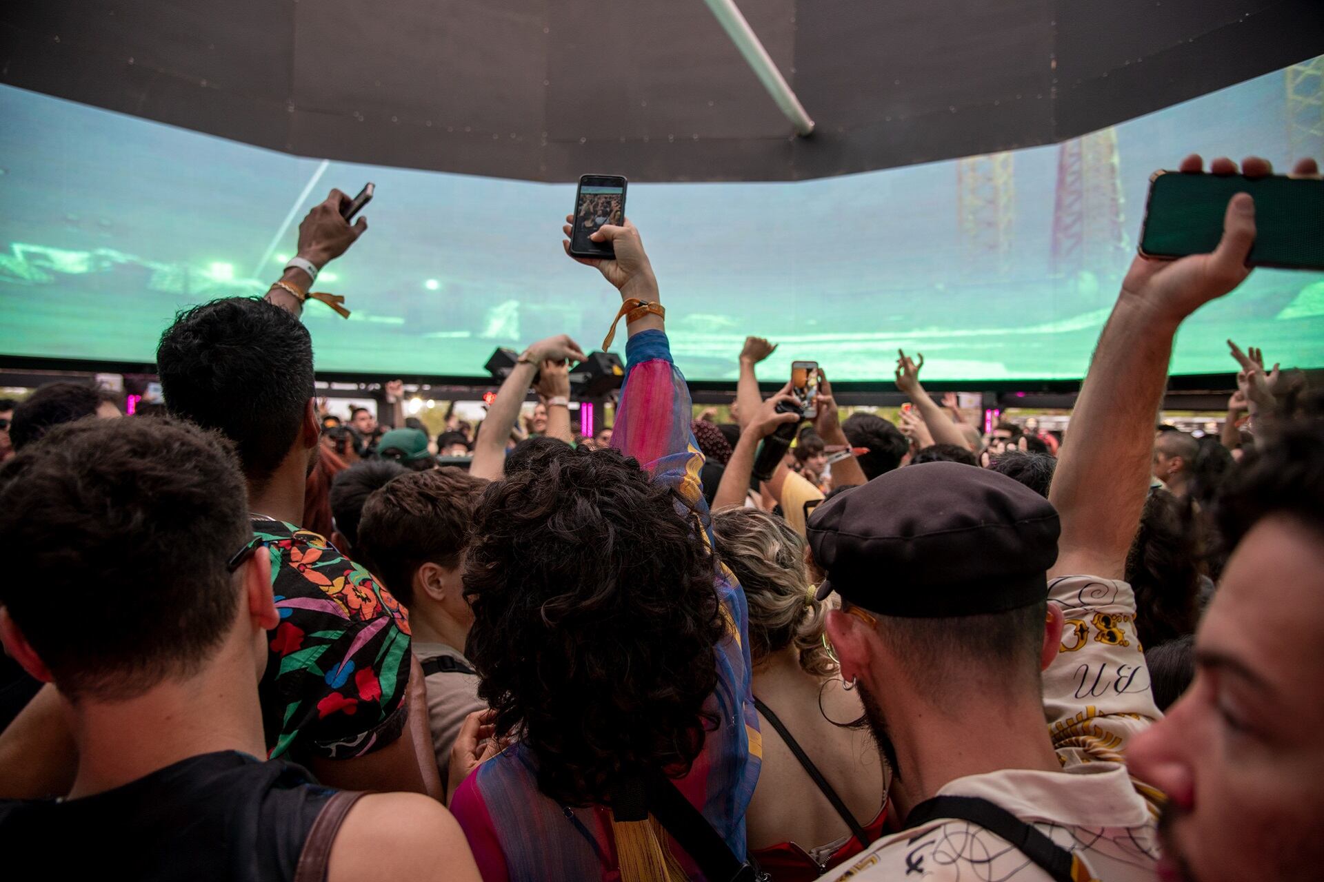 Completamente entregado y pese a las distancias con el resto del festival, el público colmó el escenario a puros bailes, saltos y agites