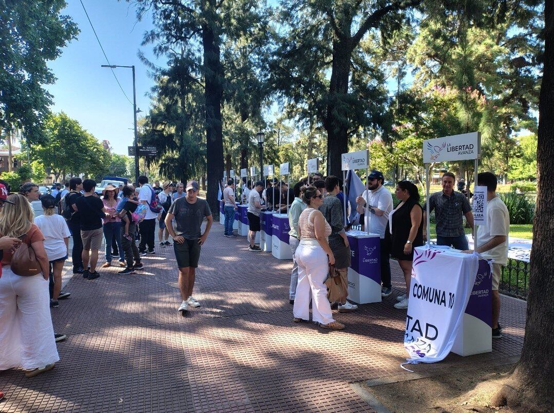 Menos de 200 personas se afiliaron en la Plaza Devoto, semivacía.