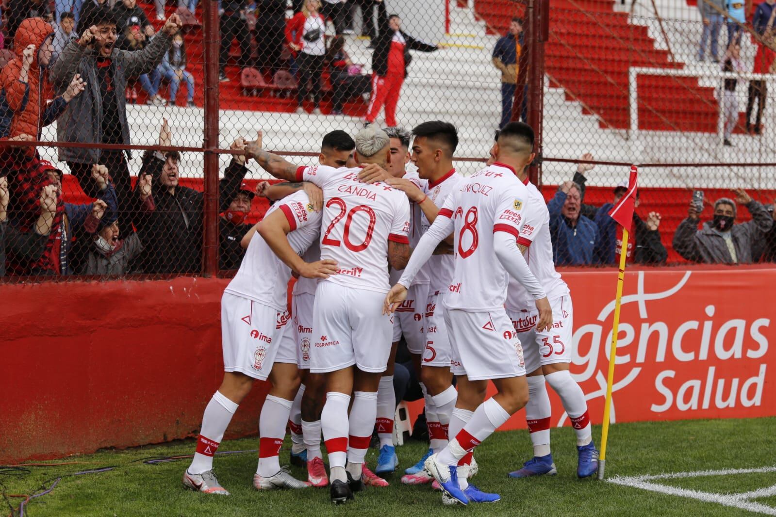El equipo de Parque Patricios festejó con sus hinchas