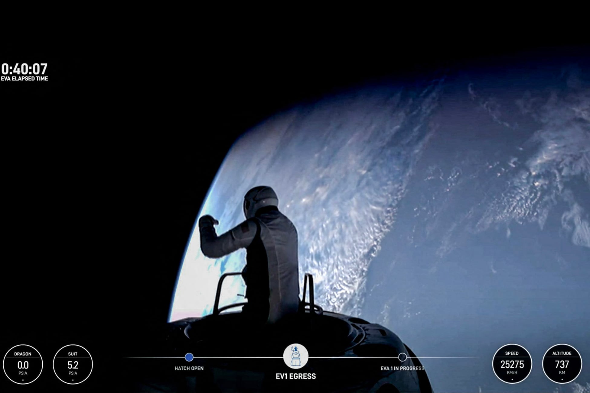 Uno de los tripulantes de la nave de Elon Musk durante su caminata por el espacio.