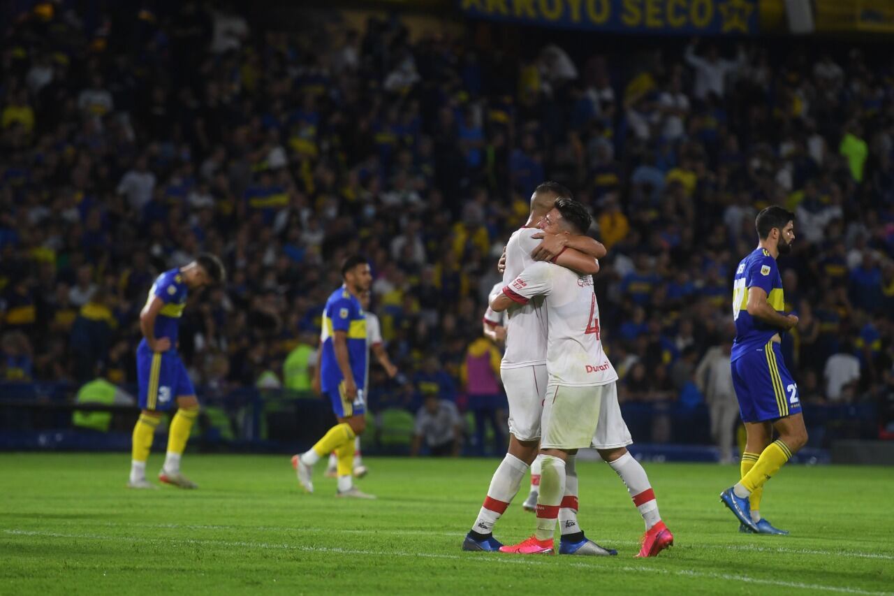 Cóccaro se eleva para estampar el cabezazo que terminaría en el gol visitante