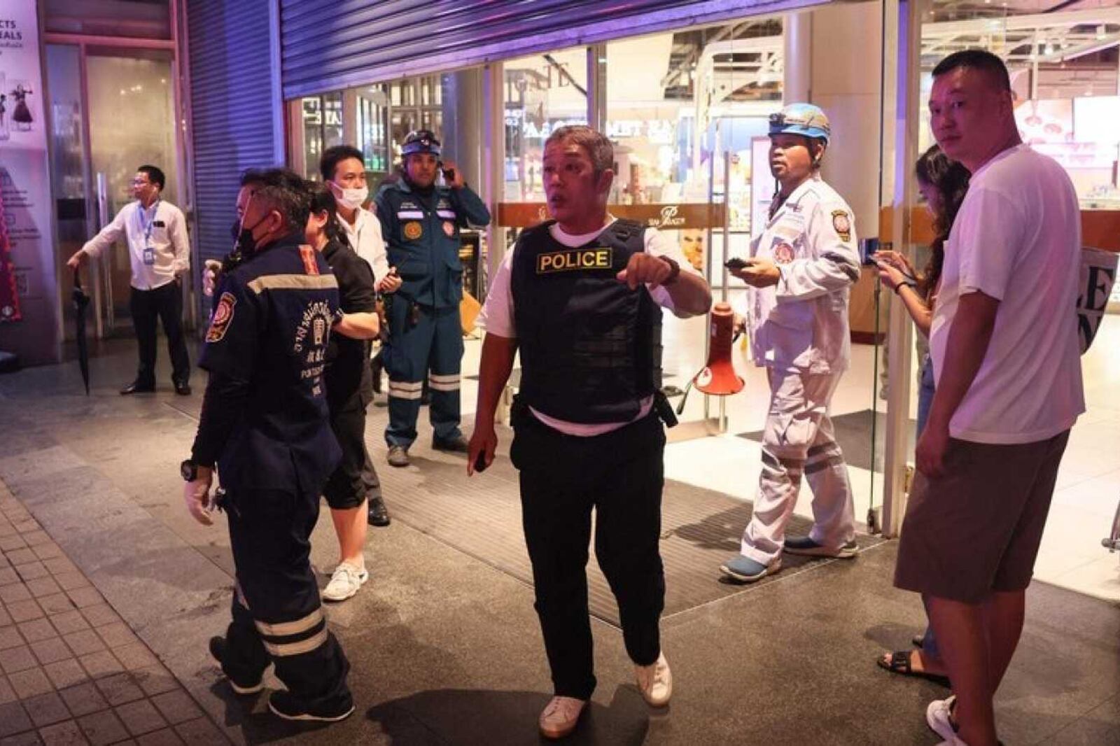 La quinta planta del centro comercial, donde se encuentra un cine con 16 salas, estaba siendo utilizada para la presentación de una serie, con la presencia de actores y periodistas.