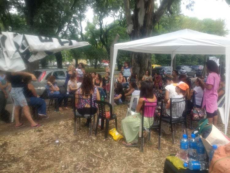 Las trabajadoras del INTI, en una asamblea de hoy.