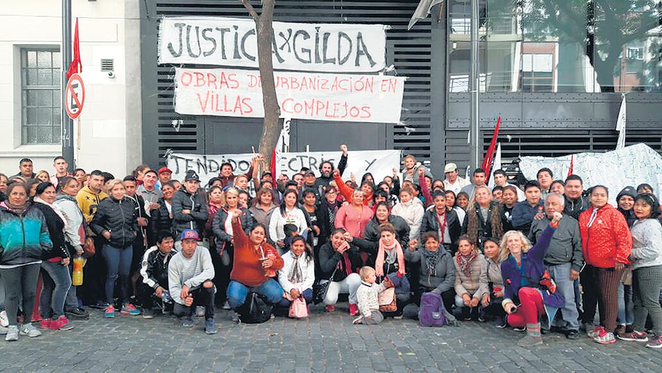 Los vecinos de la 21-24, en el acampe frente al Instituto para la Vivienda, en reclamo por Gilda.