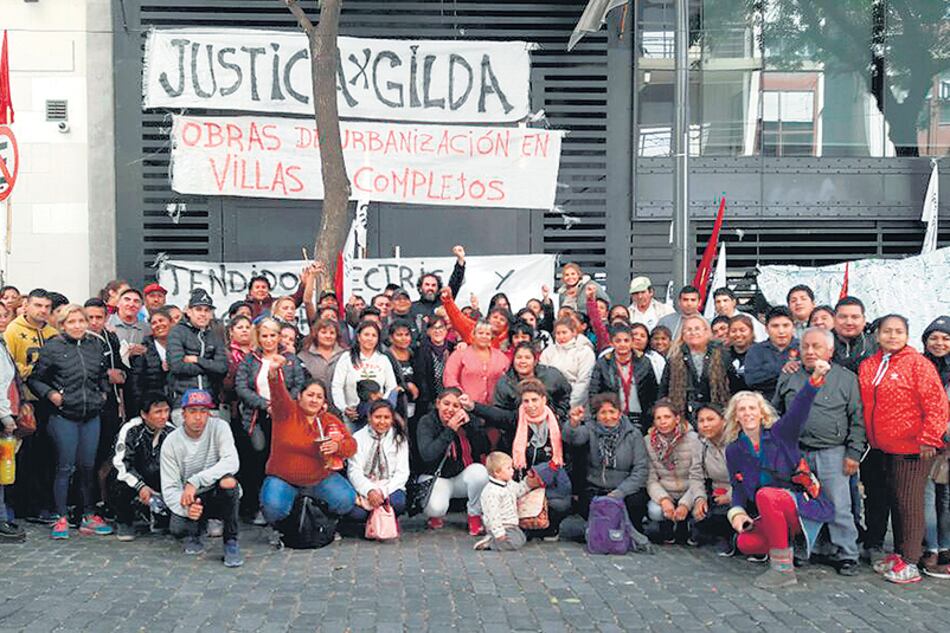 Los vecinos de la 21-24, en el acampe frente al Instituto para la Vivienda, en reclamo por Gilda.