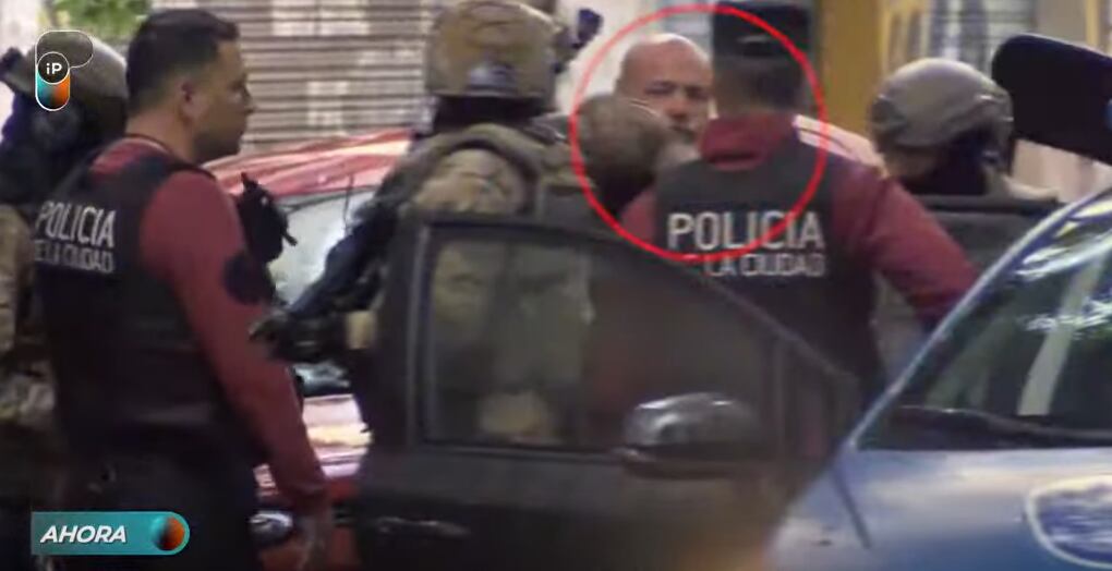 El momento en que el hombre se entregó a la Policía. Captura TV