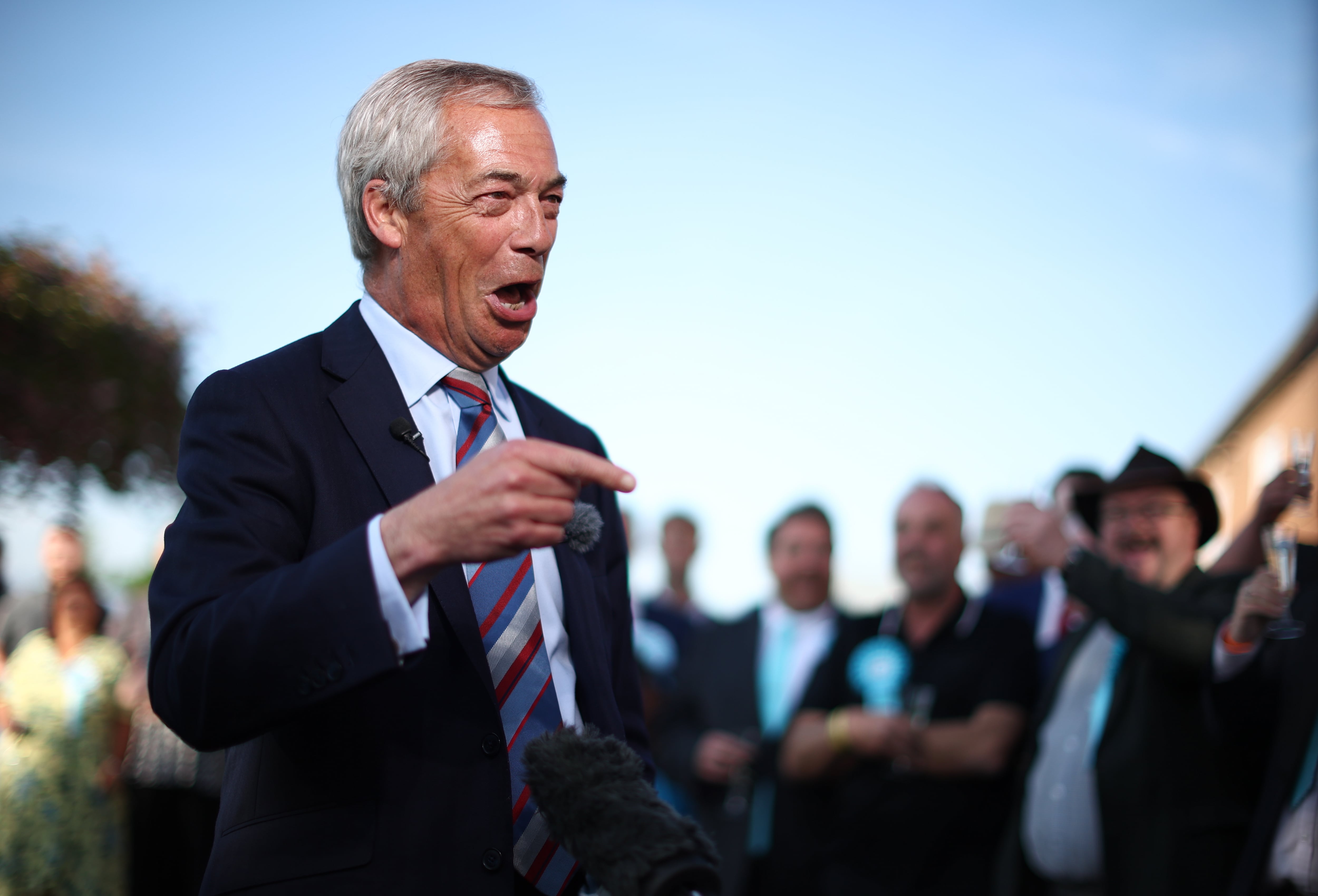 Farage, como un simpático charlatán de pub que dice lo que los políticos callan.