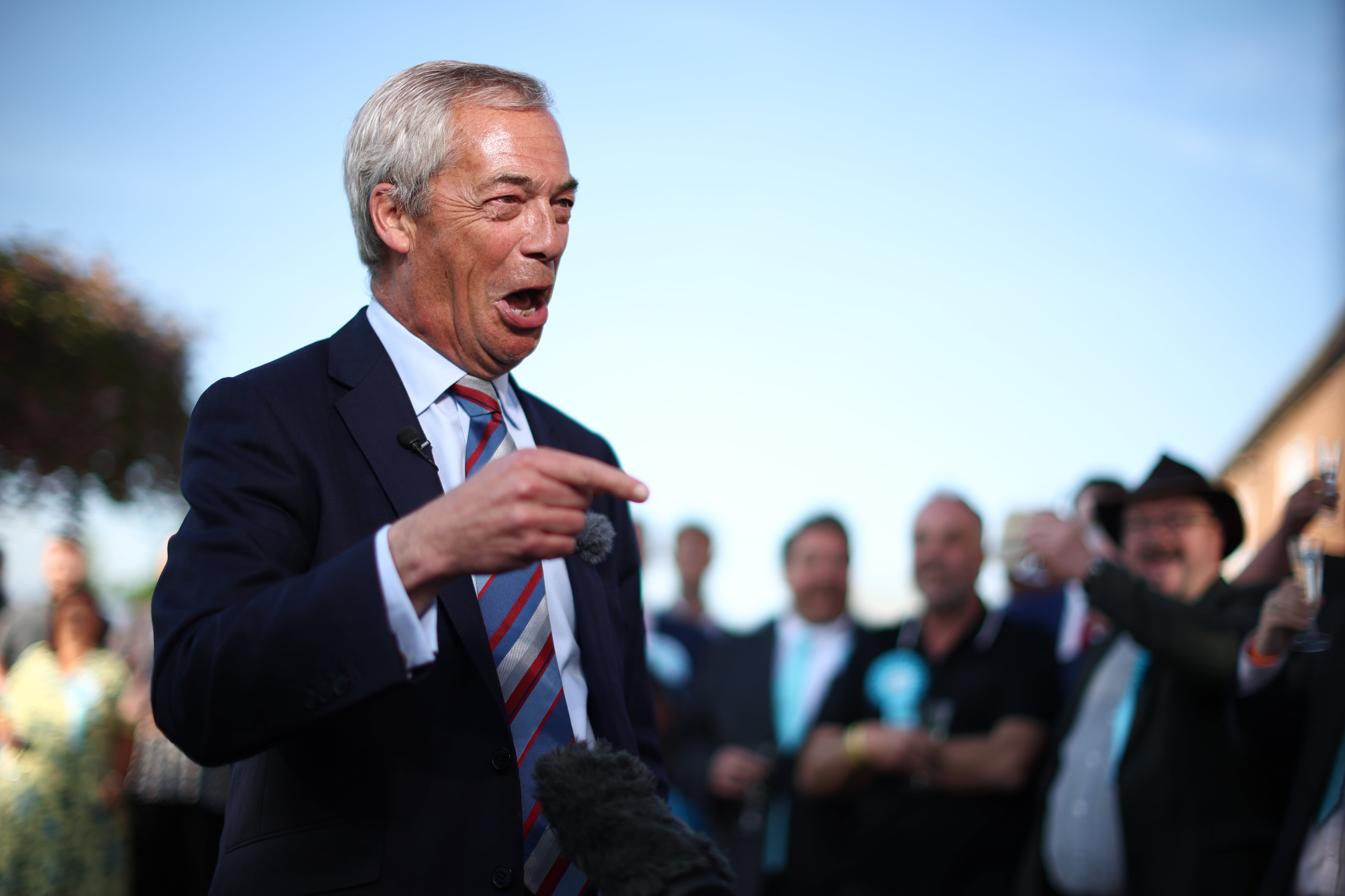 Farage, como un simpático charlatán de pub que dice lo que los políticos callan.