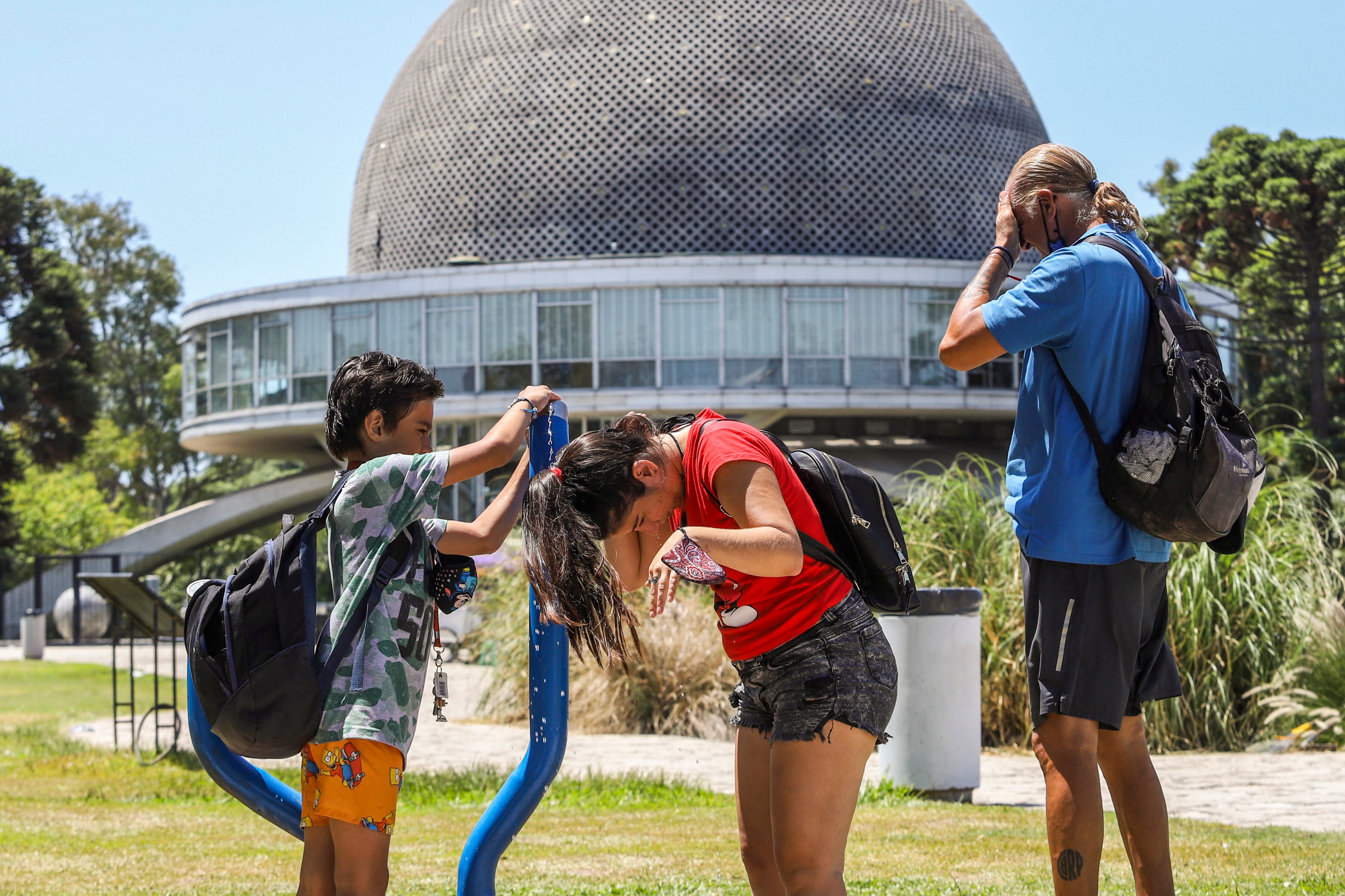 "Por amplio margen", se batieron muchos récords de temperatura según indicó el SMN