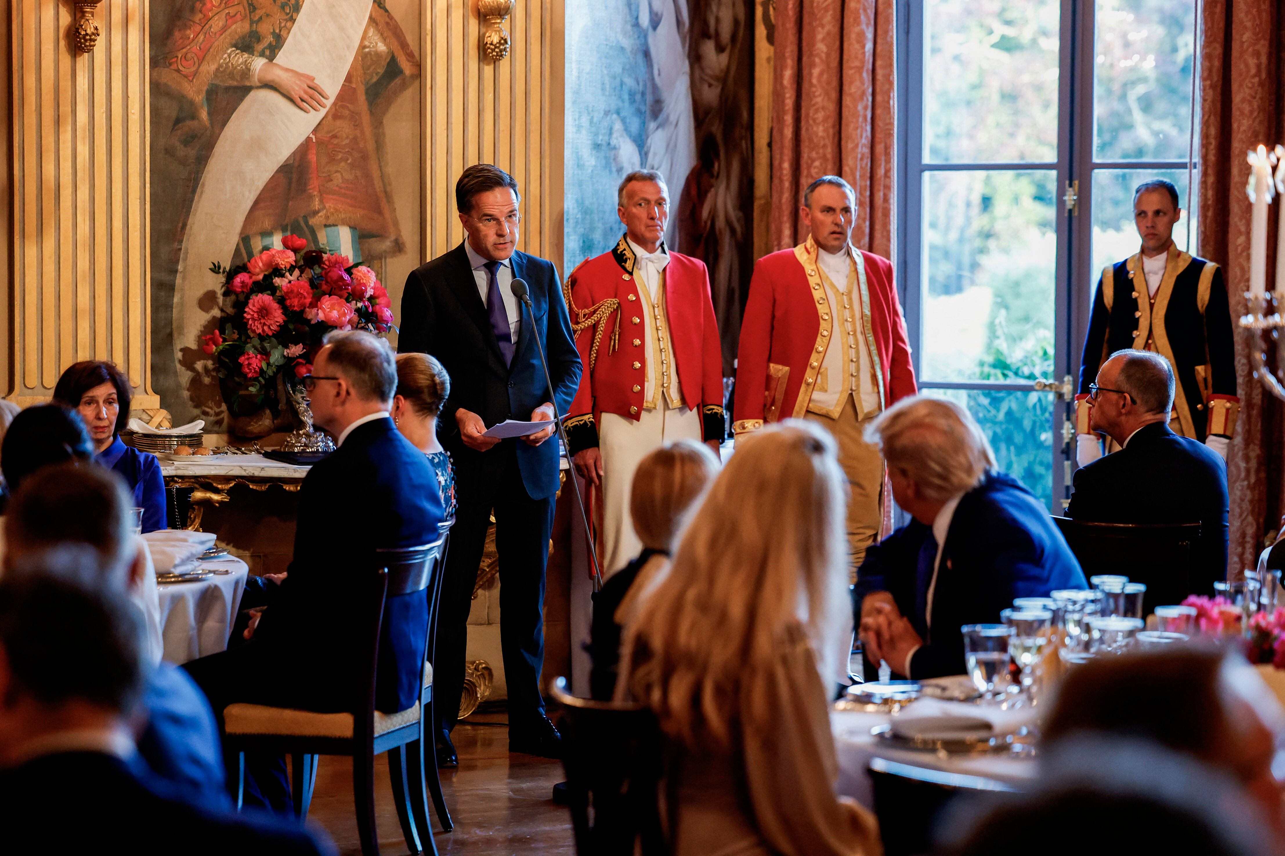 Mark Rutte habla durante una cena ofrecida por el rey de Países Bajos a los 32 líderes de la OTAN