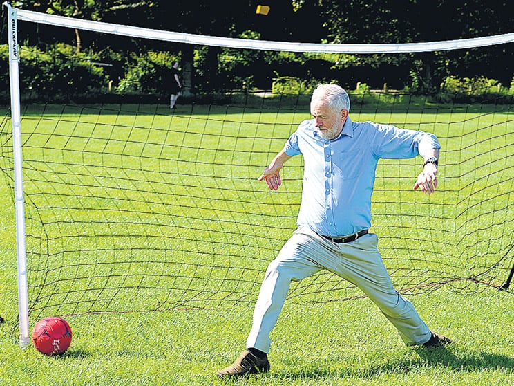 Corbyn juega al fútbol con niños en un parque de Londres durante un evento de campaña.
