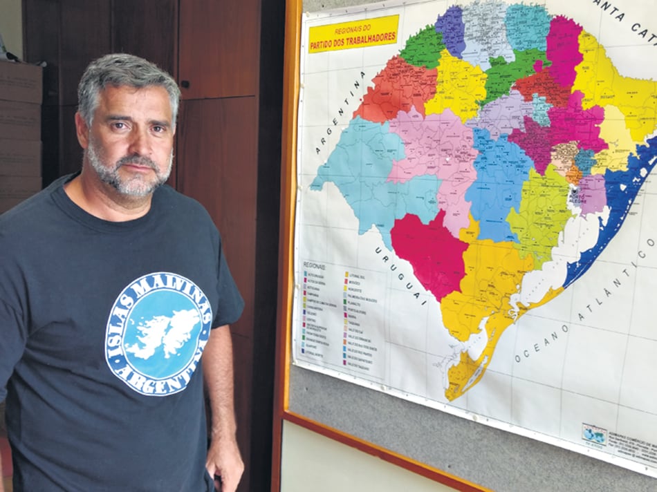 “Por más que sea un gobierno ilegítimo, tendrá que suspender los permisos a los vuelos”, dice Pimenta.