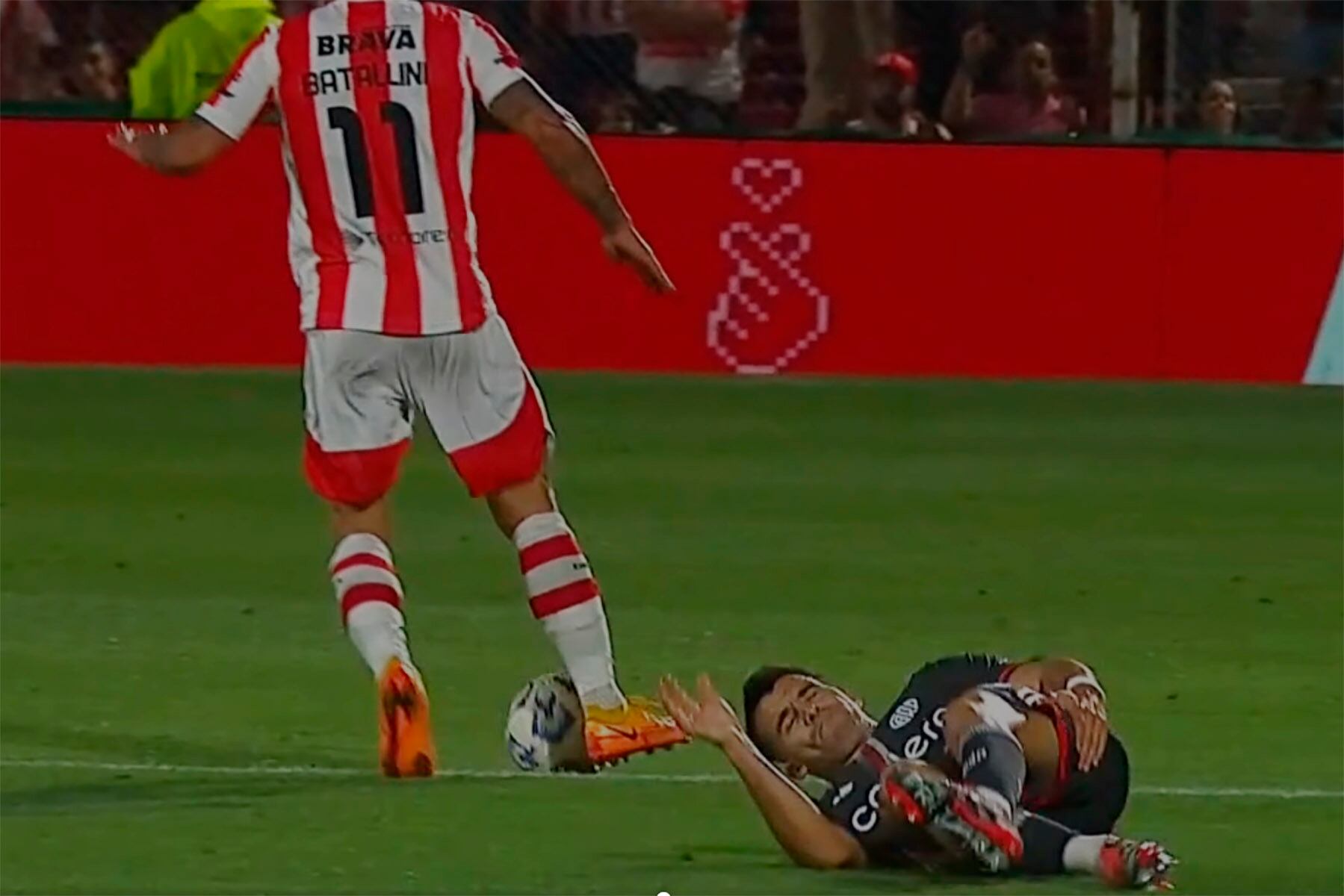 El momento de la lesión del Huevo tras la disputa con Batallini.