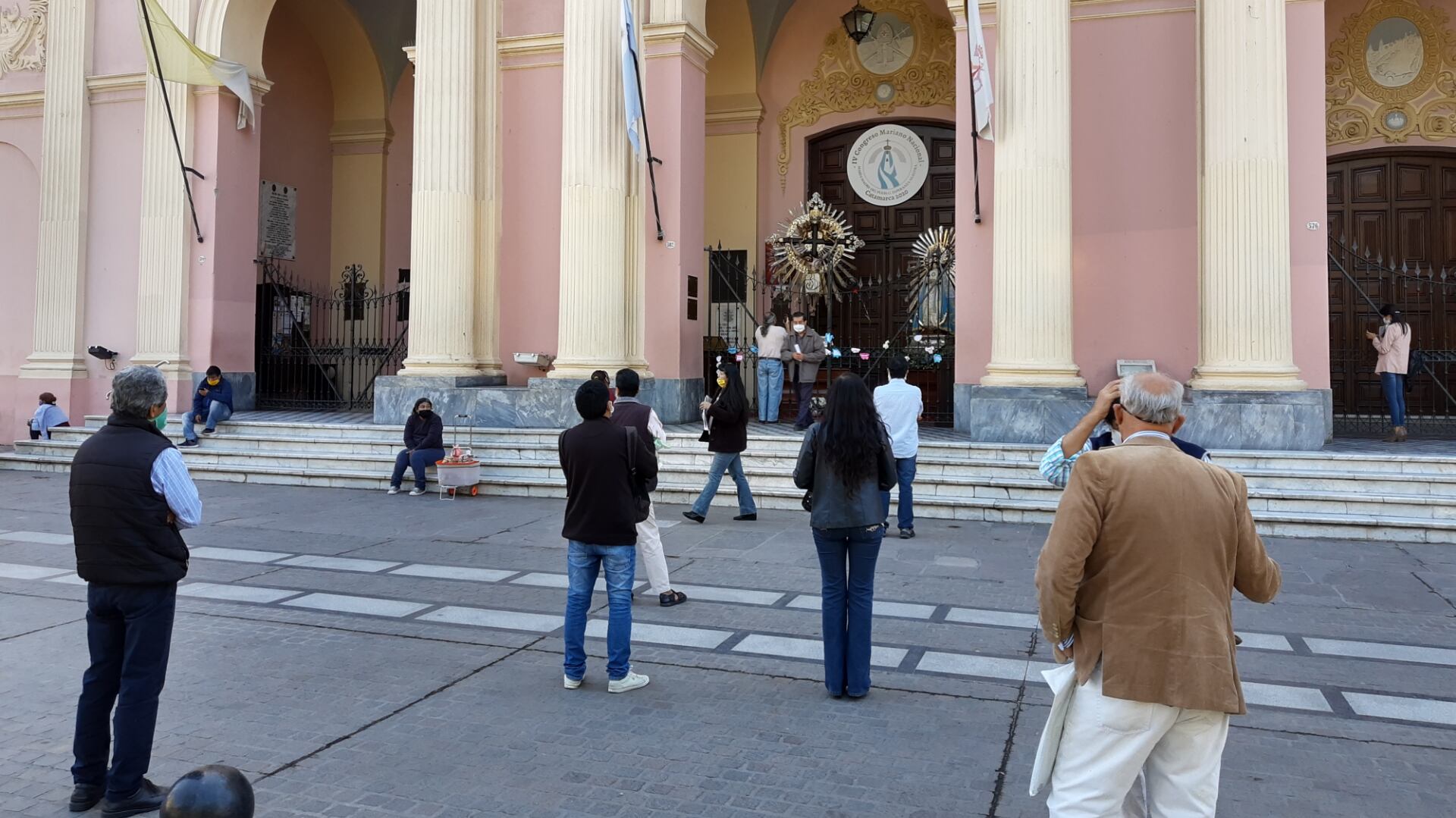 Durante la cuarentena los feligreses rezaban en la puerta de la iglesia