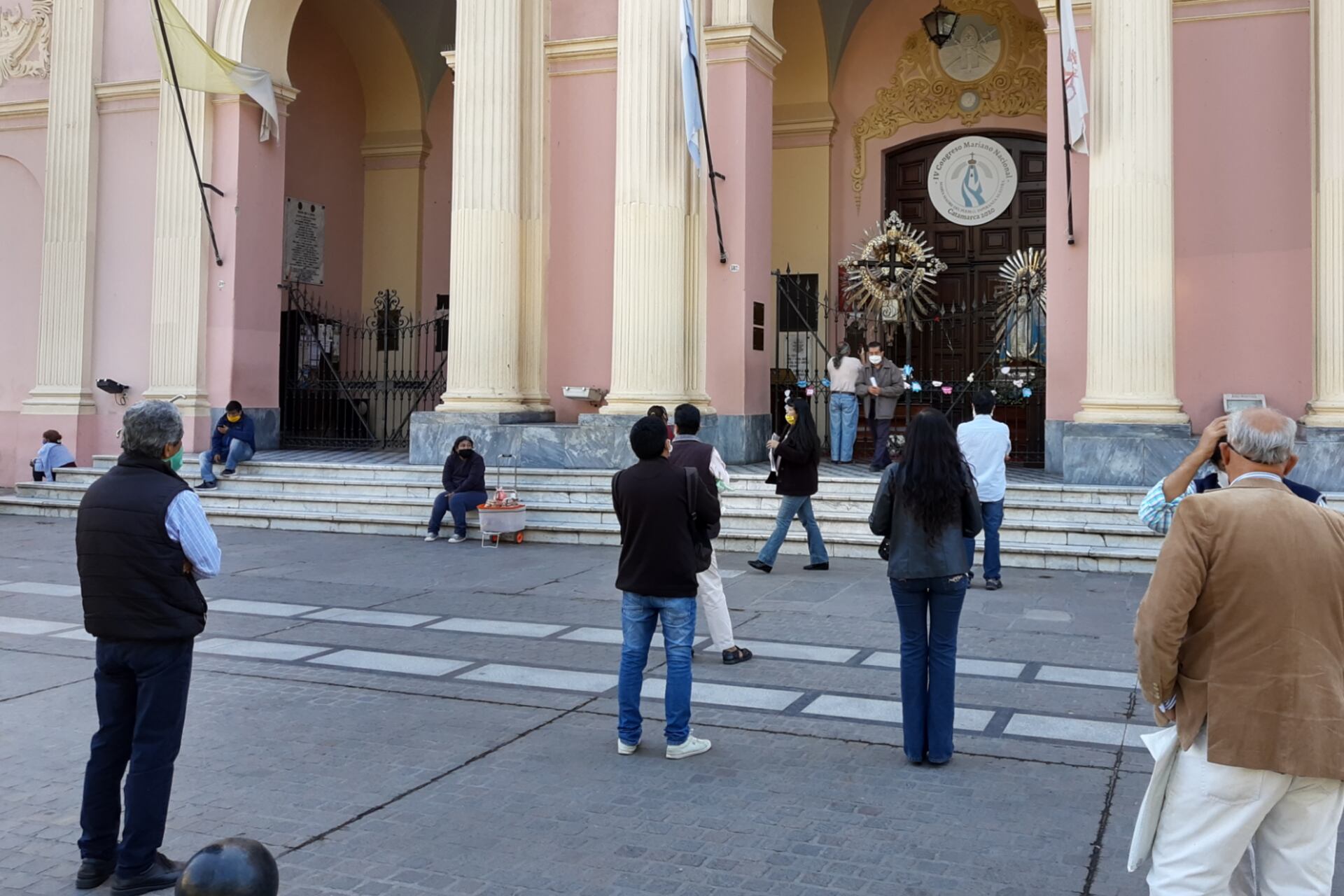 Durante la cuarentena los feligreses rezaban en la puerta de la iglesia