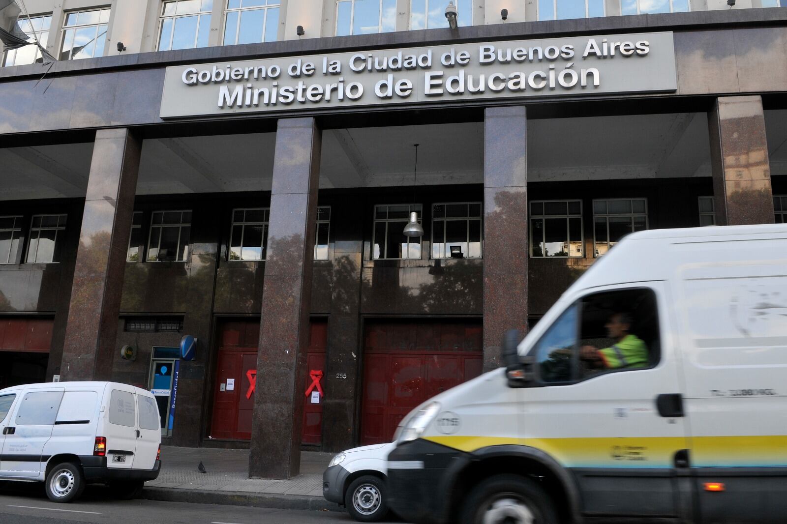 En el edificio de Paseo Colón 265 se siguen dictando clases de la Unicaba.