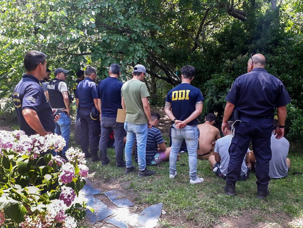 Los rugbiers del club Arsenal Náutico Zárate al momento de la detención.