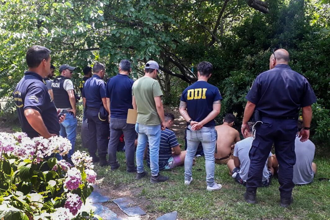 Los rugbiers del club Arsenal Náutico Zárate al momento de la detención.