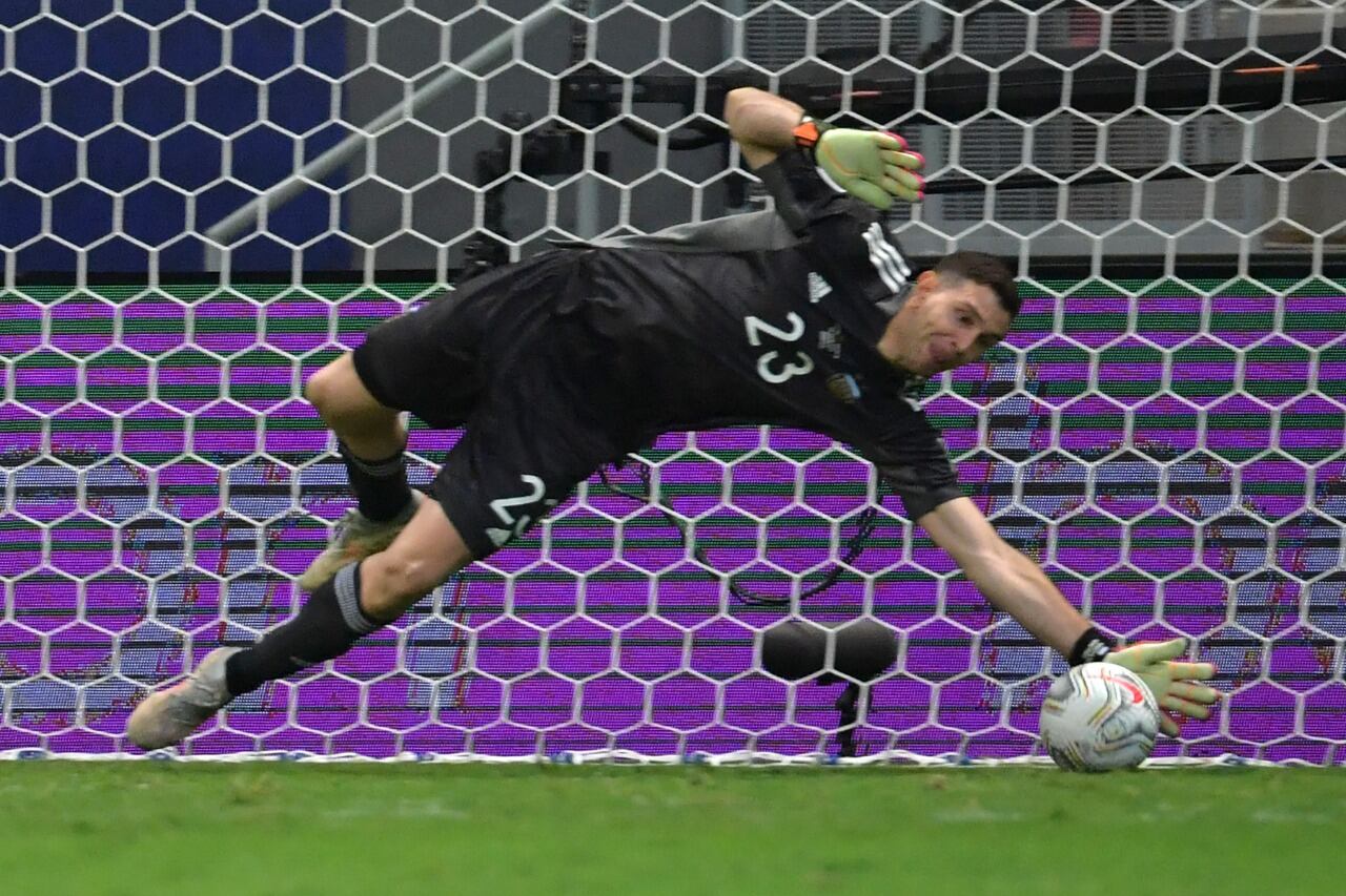 Fantástico Martínez y sus tres penales atajados.