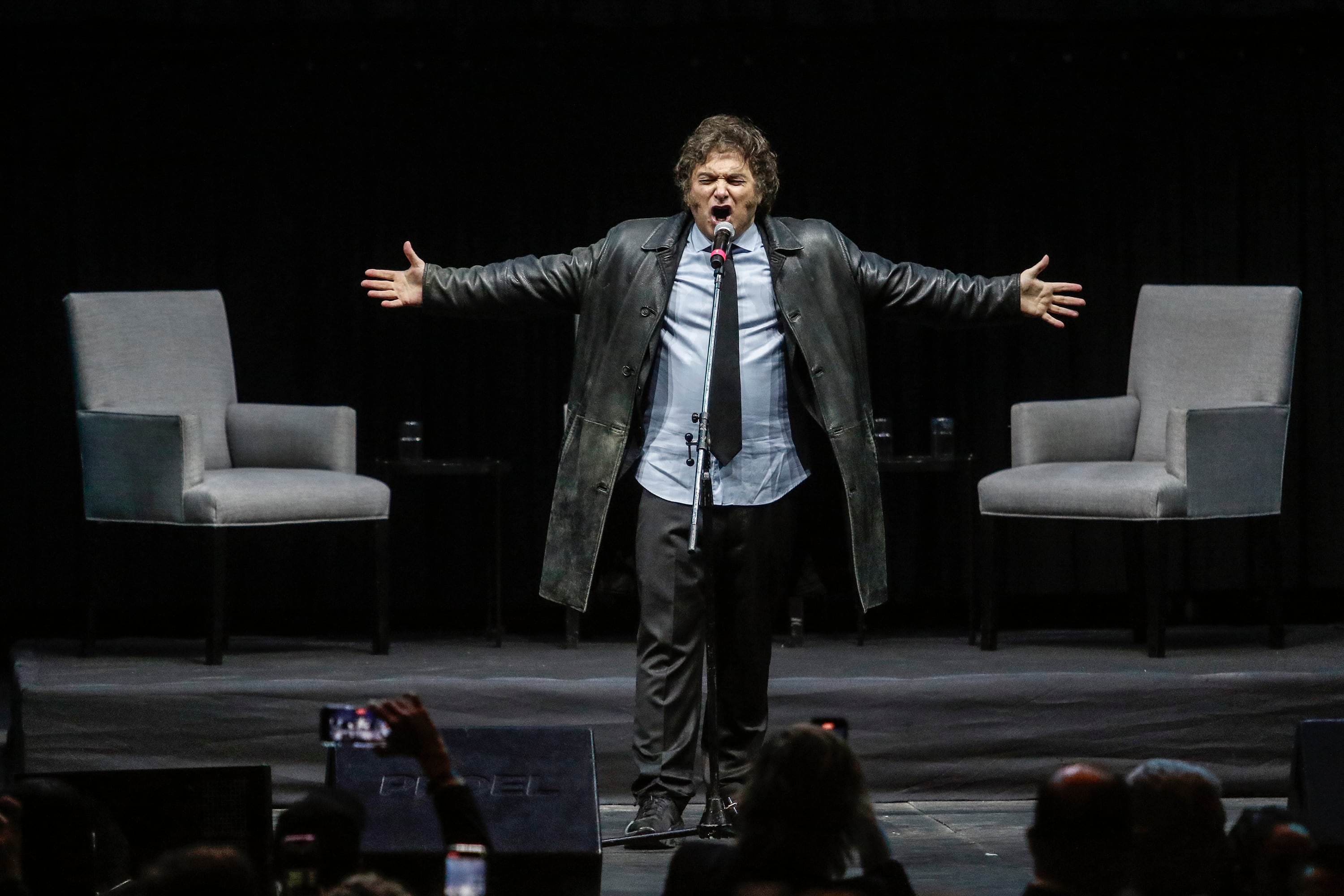 Eufórico, el Presidente cantó Panic Show en el escenario del estadio Luna Park.