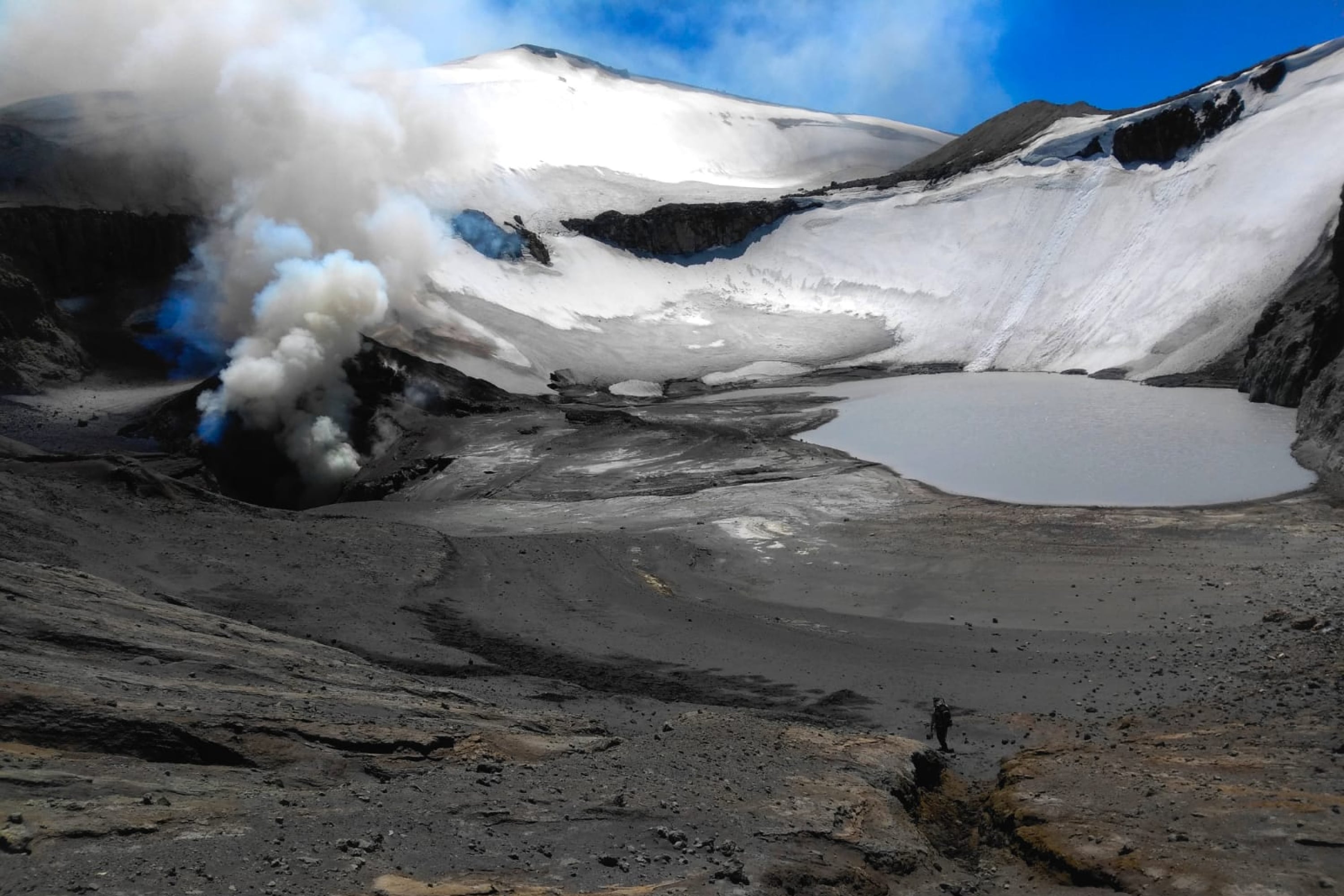 La cima del volcán Copahue está compuesto por un lago que contiene azufre y un glaciar.