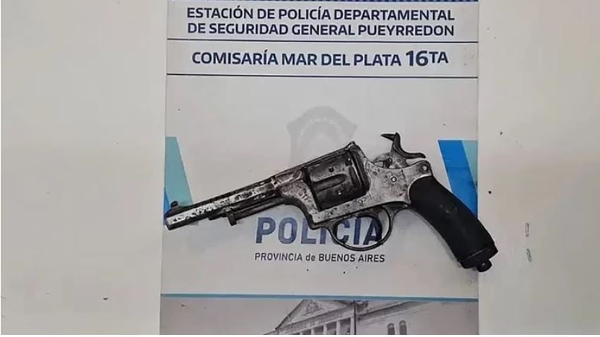 El revólver calibre 38 que un alumno llevó a un secundario de Mar del Plata.