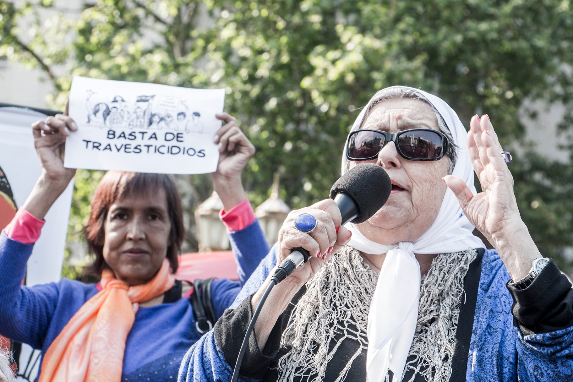 Lohana Berkins junto a Hebe en la Plaza de Mayo