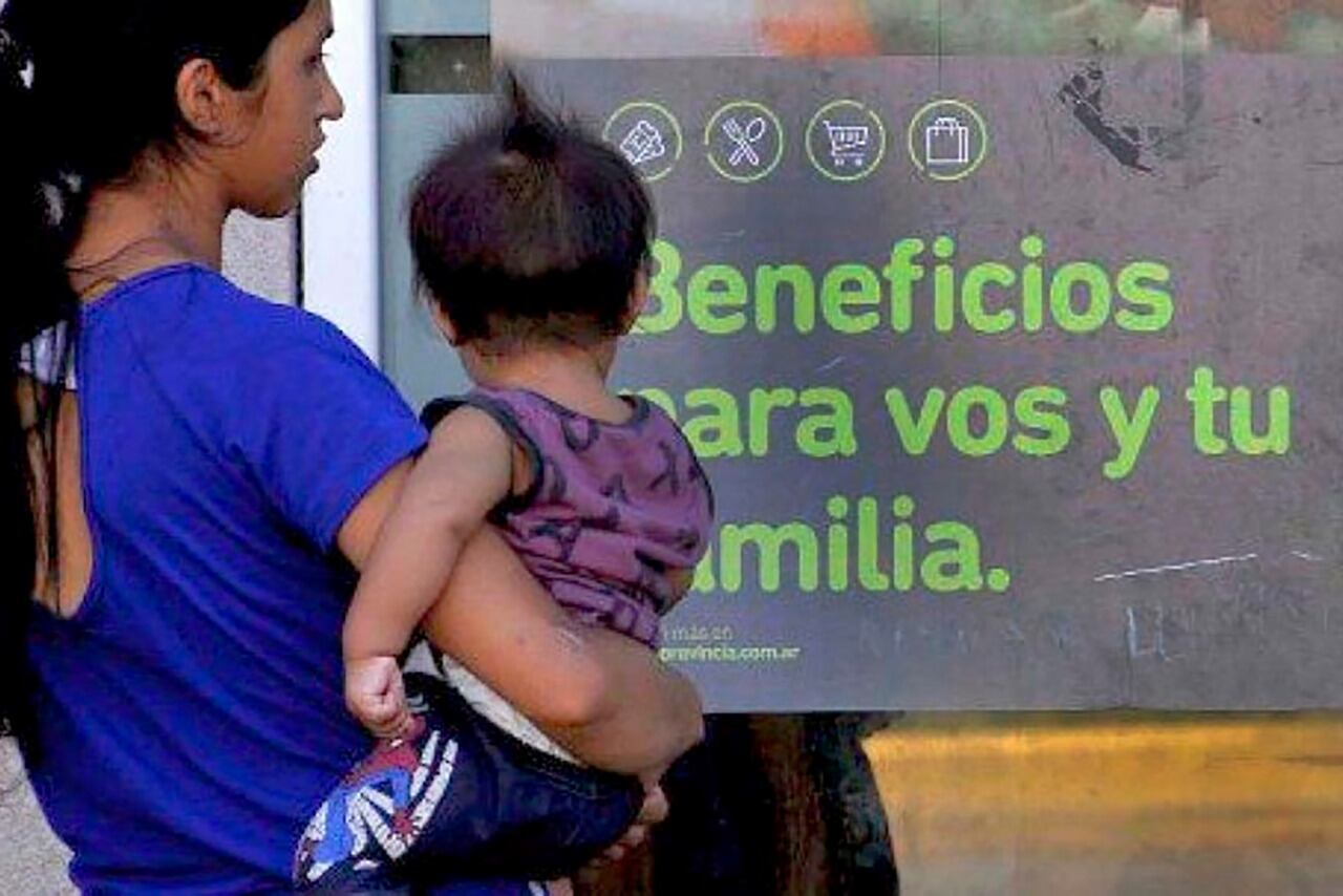"Familias sin los medios suficientes para la reproducción de su vida no pueden más que tender a repetir esas condiciones en las generaciones siguientes", afirma Norberto Alayón.