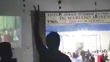 El momento de la entrega del diploma al presidente del centro de estudiantes.