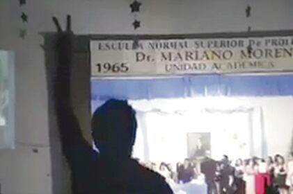 El momento de la entrega del diploma al presidente del centro de estudiantes.