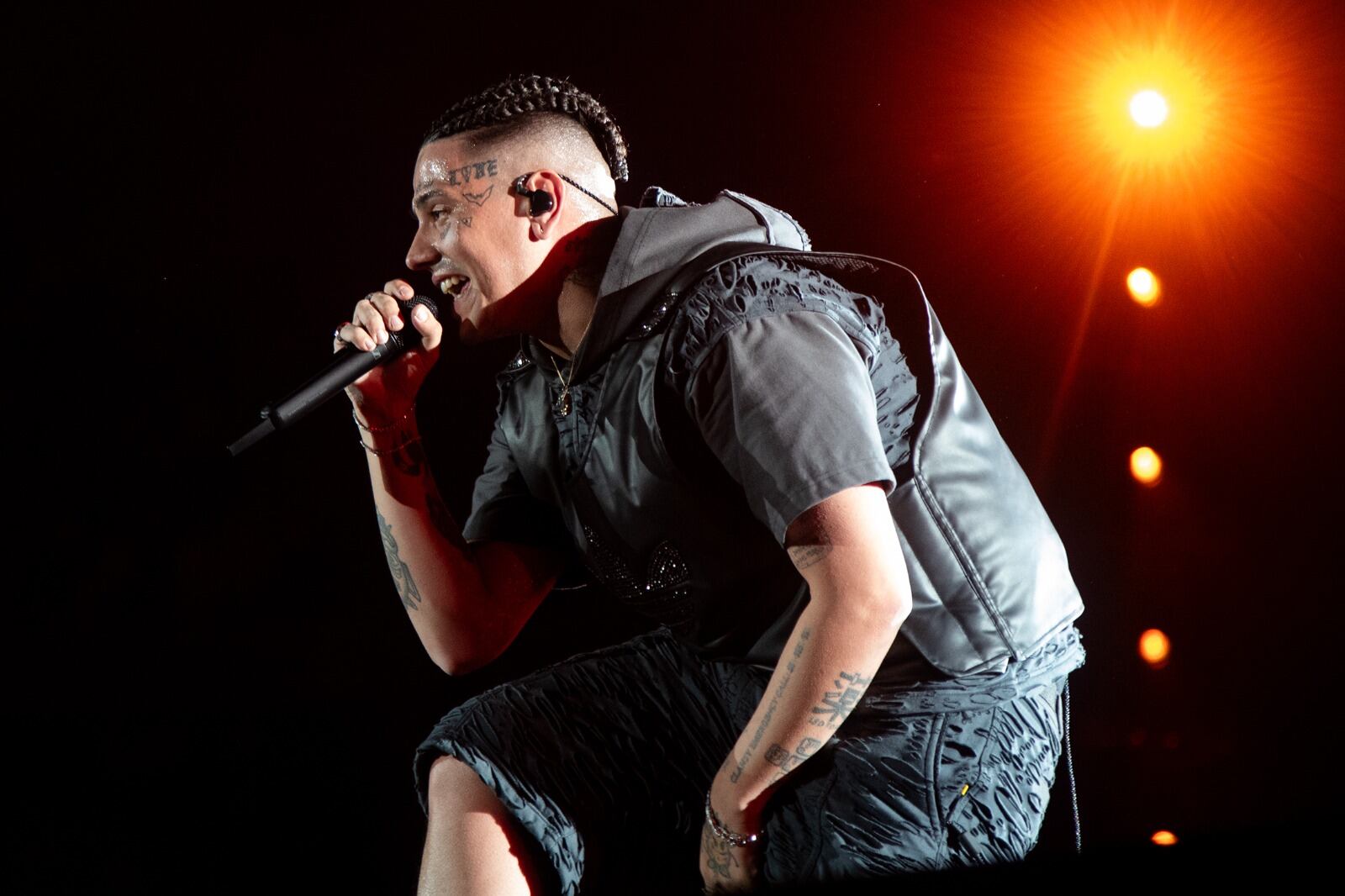 Duki se subió al escenario del Más Monumental para hacer valer su credencial de chico estrella.