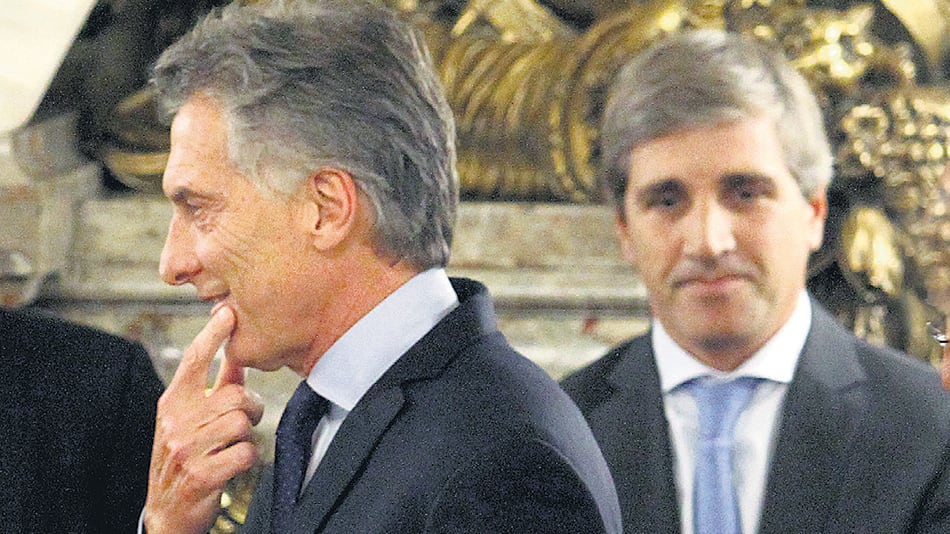 El presidente Mauricio Macri junto al ministro de Finanzas, Luis Caputo.