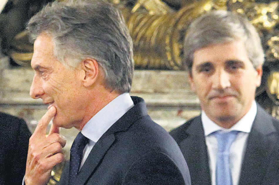 El presidente Mauricio Macri junto al ministro de Finanzas, Luis Caputo.