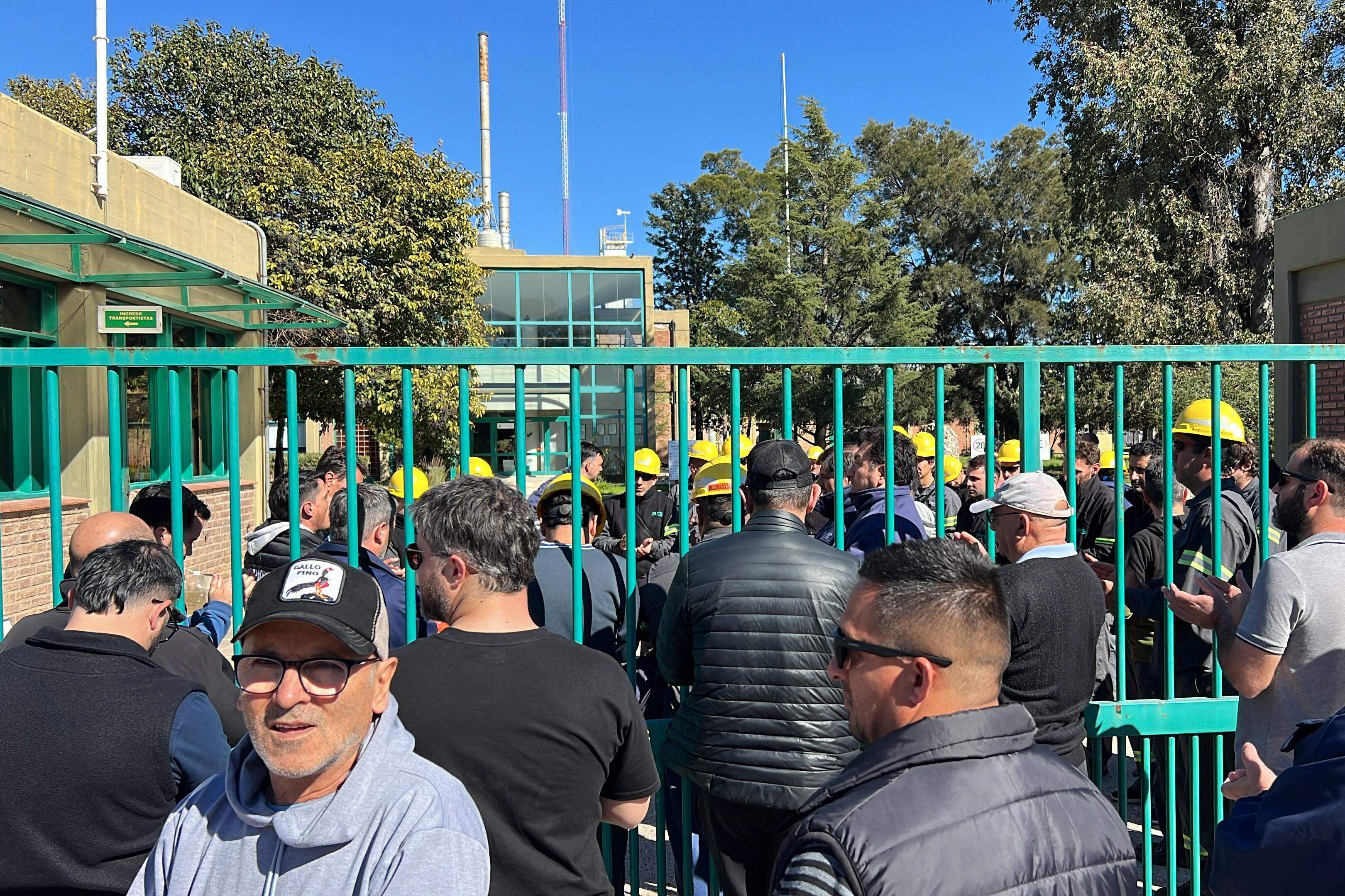 El gremio denuncia que la empresa redujo el salario en un 15 por ciento.